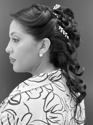 Chignon réalisé par nos coiffeurs visagiste dans votre salon de coiffure à Saint-Denis 974